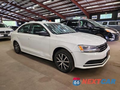 Czwarte zdjęcie samochodu z boku: 2016 VOLKSWAGEN JETTA SE VIN:3VWD67AJ3GM240096 - miniatura