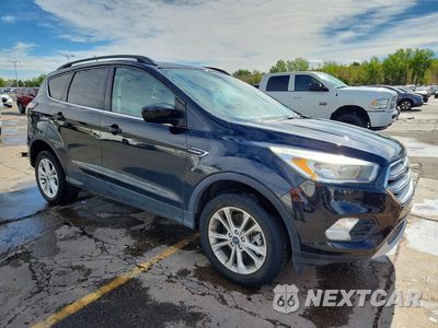 Czwarte zdjęcie samochodu z boku: 2018 FORD ESCAPE SE VIN:1FMCU9GD5JUA60103 - miniatura