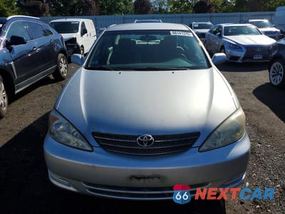 Piąte zdjęcie samochodu w środku: 2004 TOYOTA CAMRY LE VIN:4T1BE32K14U373505 - miniatura