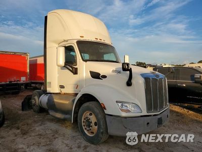 Czwarte zdjęcie samochodu z boku: 2016 PETERBILT 579 SEMI TRUCK VIN:1XPBA48X2GD339729 - miniatura