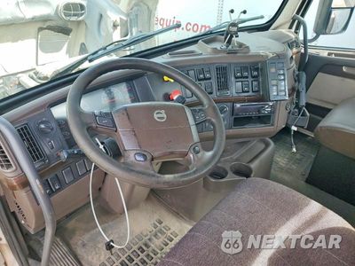 Zdjęcie 8 z 12 samochodu: 2017 VOLVO VNL SEMI TRUCK VIN:4V4N39TG1HN987995 - miniatura