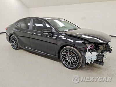 Czwarte zdjęcie samochodu z boku: 2025 TOYOTA CAMRY SE VIN:4T1DBADK5SU018398 - miniatura