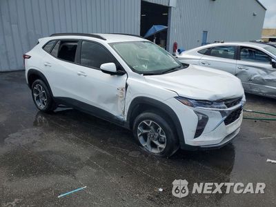Czwarte zdjęcie samochodu z boku: 2025 CHEVROLET TRAX 1LT VIN:KL77LHEP9SC216759 - miniatura