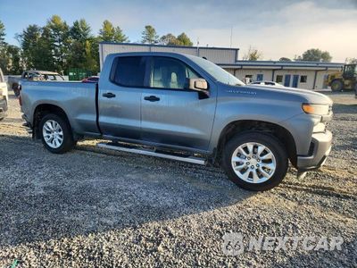 Czwarte zdjęcie samochodu z boku: 2021 CHEVROLET SILVERADO K1500 CUSTOM VIN:1GCRYBEH5MZ120887 - miniatura