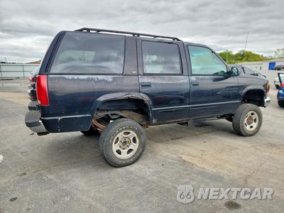 Trzecie zdjęcie samochodu z tyłu: 1999 CHEVROLET TAHOE K1500 VIN:1GNEK13R5XJ322595 - miniatura