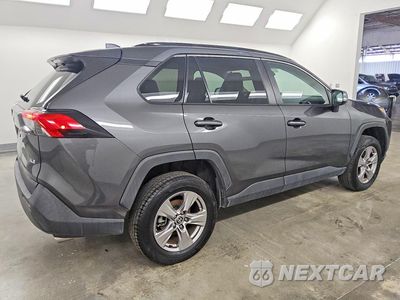 Trzecie zdjęcie samochodu z tyłu: 2023 TOYOTA RAV4 XLE VIN:2T3W1RFVXPW248664 - miniatura