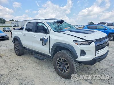 Czwarte zdjęcie samochodu z boku: 2023 CHEVROLET COLORADO ZR2 VIN:1GCPTFEK9P1238355 - miniatura