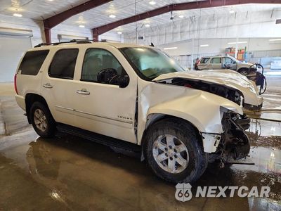 Czwarte zdjęcie samochodu z boku: 2010 CHEVROLET TAHOE K1500 LTZ VIN:1GNUKCE01AR195066 - miniatura