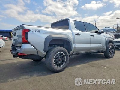 Trzecie zdjęcie samochodu z tyłu: 2025 TOYOTA TACOMA TRD OFF-ROAD HV VIN:3TYLC5LN2ST022790 - miniatura