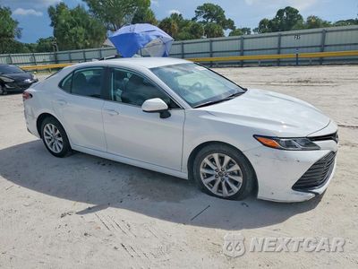Czwarte zdjęcie samochodu z boku: 2019 TOYOTA CAMRY LE VIN:4T1B11HK5KU262752 - miniatura