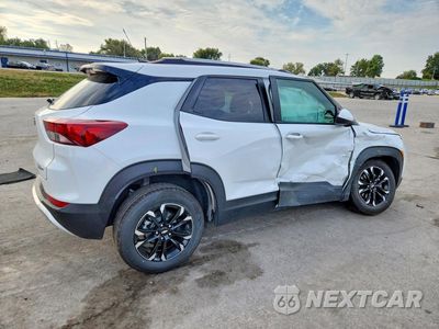 Trzecie zdjęcie samochodu z tyłu: 2022 CHEVROLET TRAILBLAZER LT VIN:KL79MPSLXNB077754 - miniatura