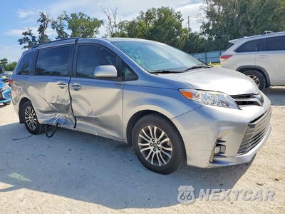 Czwarte zdjęcie samochodu z boku: 2018 TOYOTA SIENNA XLE 8-PASSENGER VIN:5TDYZ3DC4JS904432 - miniatura