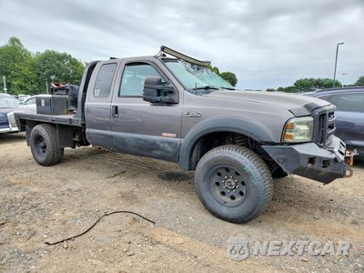 Czwarte zdjęcie samochodu z boku: 2005 FORD F250 SUPER DUTY VIN:1FTSX21P75EB90997 - miniatura
