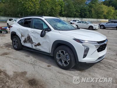 Czwarte zdjęcie samochodu z boku: 2025 CHEVROLET TRAX 1LT VIN:KL77LHEP3SC190448 - miniatura