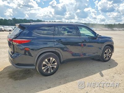 Trzecie zdjęcie samochodu z tyłu: 2021 TOYOTA HIGHLANDER XLE VIN:5TDGZRAH3MS516563 - miniatura