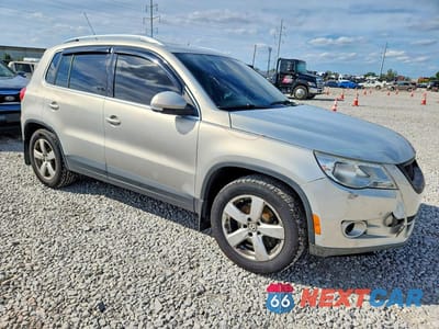 Czwarte zdjęcie samochodu z boku: 2010 VOLKSWAGEN TIGUAN SE VIN:WVGBV7AX1AW529191 - miniatura