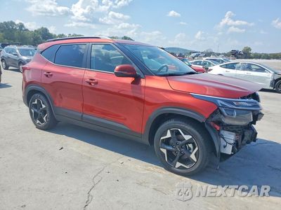 Czwarte zdjęcie samochodu z boku: 2025 KIA SELTOS S VIN:KNDEU2AAXS7818777 - miniatura