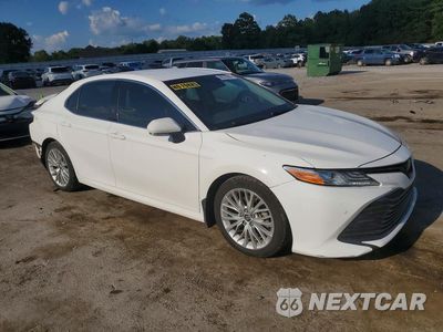 Czwarte zdjęcie samochodu z boku: 2018 TOYOTA CAMRY XLE VIN:4T1B11HK0JU111672 - miniatura