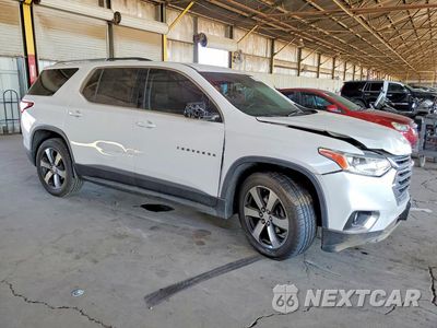 Czwarte zdjęcie samochodu z boku: 2018 CHEVROLET TRAVERSE LT VIN:1GNEVHKWXJJ229148 - miniatura