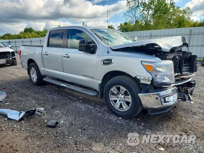 Czwarte zdjęcie samochodu z boku: 2017 NISSAN TITAN SV VIN:1N6AA1E57HN510028 - miniatura