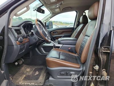 Zdjęcie 7 z 12 samochodu: 2018 NISSAN TITAN XD PLATINUM RESERVE VIN:1N6BA1F41JN522465 - miniatura