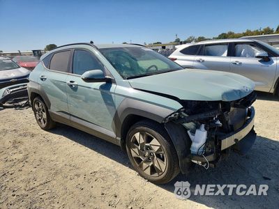 Czwarte zdjęcie samochodu z boku: 2024 HYUNDAI KONA SEL VIN:KM8HB3ABXRU119352 - miniatura