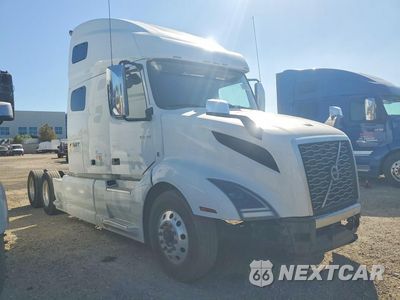 Czwarte zdjęcie samochodu z boku: 2022 VOLVO VNL SEMI TRUCK VIN:4V4NC9EHXNN312597 - miniatura