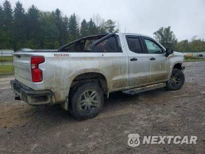 Trzecie zdjęcie samochodu z tyłu: 2019 CHEVROLET SILVERADO K1500 TRAIL BOSS CUSTOM VIN:1GCRYCEF2KZ272756 - miniatura
