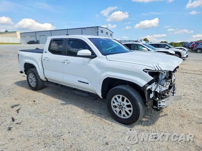 Czwarte zdjęcie samochodu z boku: 2024 TOYOTA TACOMA SR5 VIN:3TMKB5FN3RM023205 - miniatura