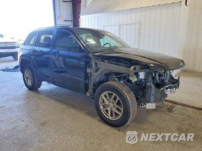 Czwarte zdjęcie samochodu z boku: 2025 JEEP GRAND CHEROKEE LAREDO VIN:1C4RJHAG4S8735700 - miniatura