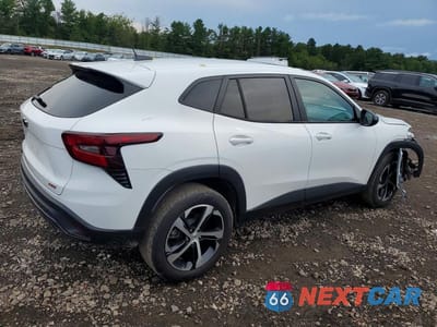 Trzecie zdjęcie samochodu z tyłu: 2024 CHEVROLET TRAX 1RS VIN:KL77LGE23RC100899 - miniatura