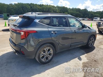 Trzecie zdjęcie samochodu z tyłu: 2024 KIA SELTOS S VIN:KNDEU2AA6R7596636 - miniatura