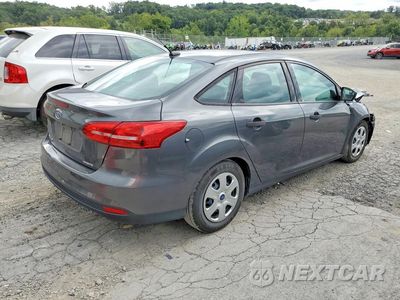 Trzecie zdjęcie samochodu z tyłu: 2016 FORD FOCUS S VIN:1FADP3E29GL358978 - miniatura
