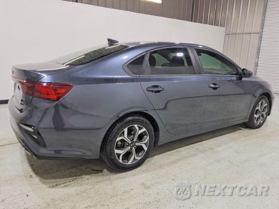 Trzecie zdjęcie samochodu z tyłu: 2019 KIA FORTE LXS VIN:3KPF24ADXKE011806 - miniatura