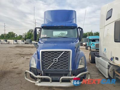 Piąte zdjęcie samochodu w środku: 2018 VOLVO VNL SEMI TRUCK VIN:4V4NB9EH4JN899098 - miniatura