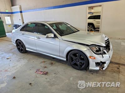 Czwarte zdjęcie samochodu z boku: 2013 MERCEDES-BENZ C 350 VIN:WDDGF5HB9DA864244 - miniatura
