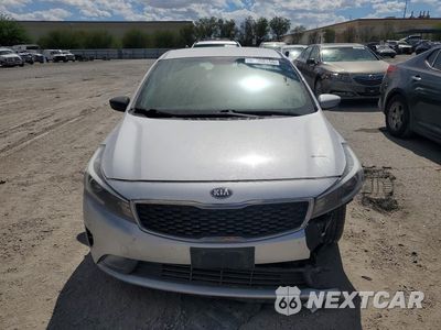 Piąte zdjęcie samochodu w środku: 2017 KIA FORTE LX VIN:3KPFL4A73HE116560 - miniatura