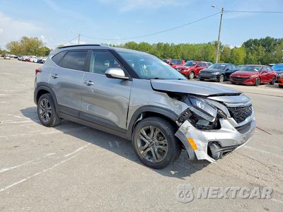 Czwarte zdjęcie samochodu z boku: 2023 KIA SELTOS S VIN:KNDEU2AAXP7402946 - miniatura