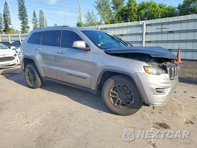 Czwarte zdjęcie samochodu z boku: 2019 JEEP GRAND CHEROKEE LAREDO VIN:1C4RJEAG6KC789821 - miniatura