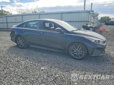 Czwarte zdjęcie samochodu z boku: 2023 KIA FORTE GT LINE VIN:3KPF54AD3PE578874 - miniatura