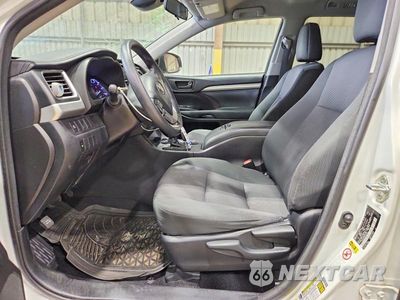 Zdjęcie 7 z 13 samochodu: 2018 TOYOTA HIGHLANDER LE VIN:5TDZZRFHXJS238743 - miniatura