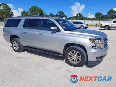 Czwarte zdjęcie samochodu z boku: 2019 CHEVROLET SUBURBAN C1500 LT VIN:1GNSCHKC6KR201509 - miniatura