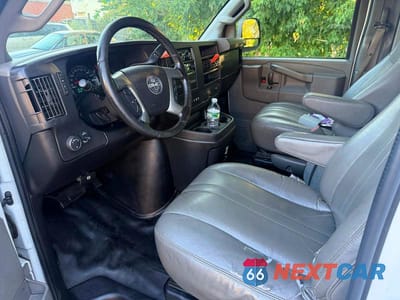 Piąte zdjęcie samochodu w środku: 2017 GMC SAVANA G3500 VIN:1GTZ7HFG5H1107864 - miniatura