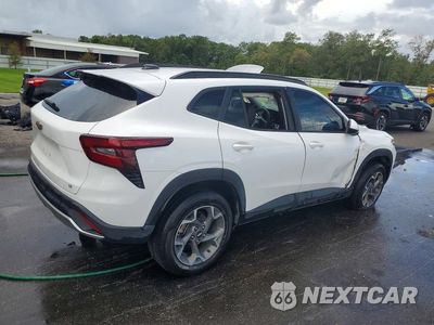 Trzecie zdjęcie samochodu z tyłu: 2025 CHEVROLET TRAX 1LT VIN:KL77LHEP9SC216759 - miniatura