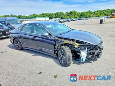 Czwarte zdjęcie samochodu z boku: 2026 HYUNDAI SONATA HYBRID BLUE VIN:KMHL24JJ0TA161139 - miniatura