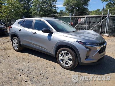 Czwarte zdjęcie samochodu z boku: 2024 CHEVROLET TRAX LS VIN:KL77LFE23RC052735 - miniatura