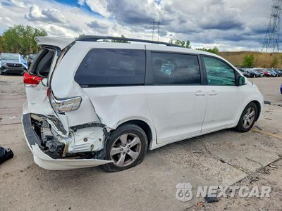 Trzecie zdjęcie samochodu z tyłu: 2012 TOYOTA SIENNA LE VIN:5TDKK3DC9CS231716 - miniatura
