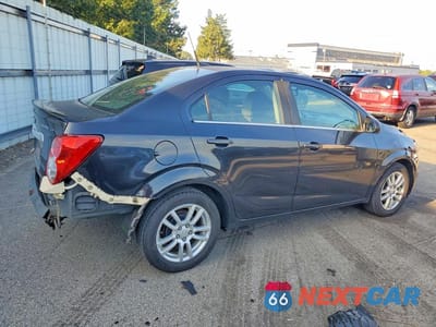 Trzecie zdjęcie samochodu z tyłu: 2014 CHEVROLET SONIC LT VIN:1G1JC5SH8E4215422 - miniatura