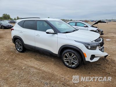Czwarte zdjęcie samochodu z boku: 2021 KIA SELTOS S VIN:KNDEU2AA6M7054512 - miniatura