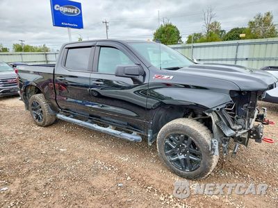 Czwarte zdjęcie samochodu z boku: 2025 CHEVROLET SILVERADO K1500 TRAIL BOSS CUSTOM VIN:3GCUKCED3SG338614 - miniatura